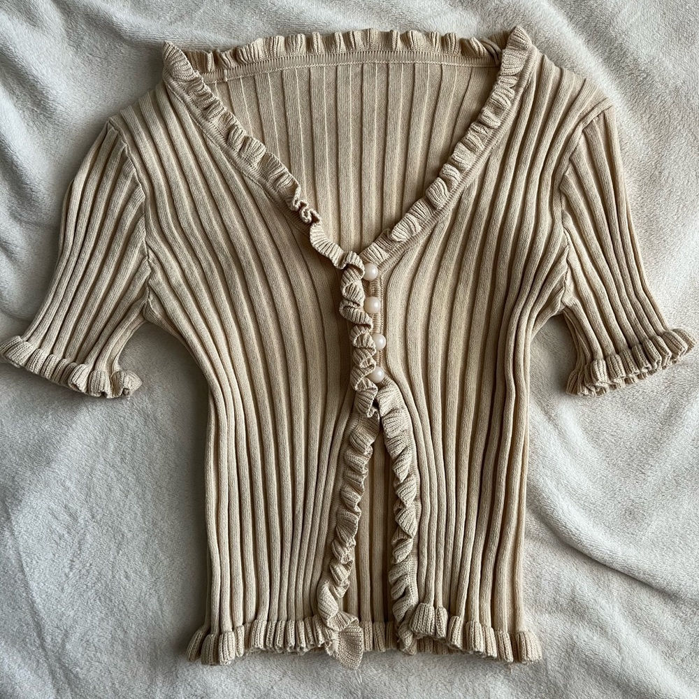 Cream shortsleeved sweater